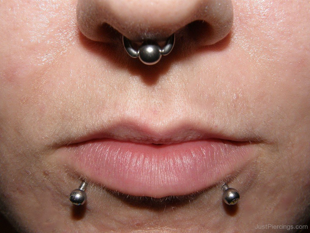 Выбритые дырки с сережкой на половых губах фото