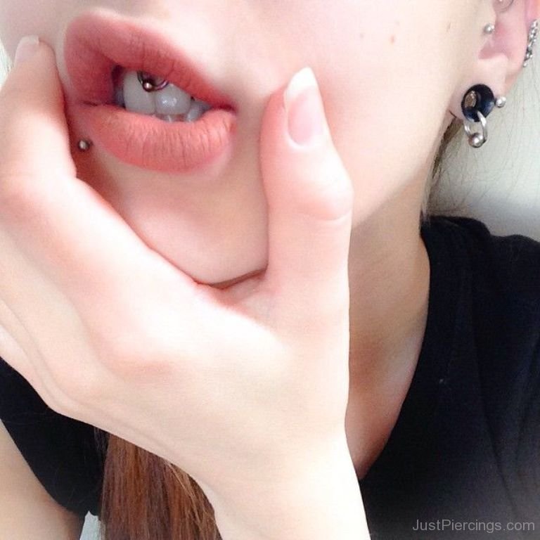Девушка с пирсингом на губе делает римминг мужчине 