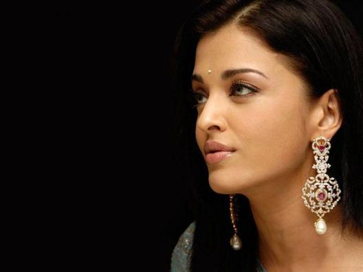 Aishwarya Rai Ear Piercing 3