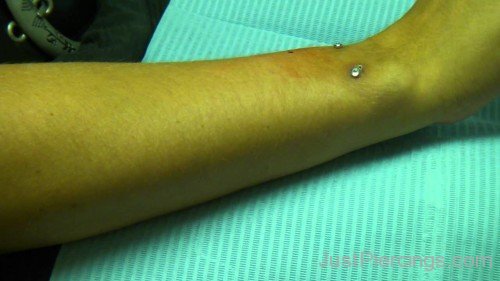 Micro Dermal Skinplate Piercing