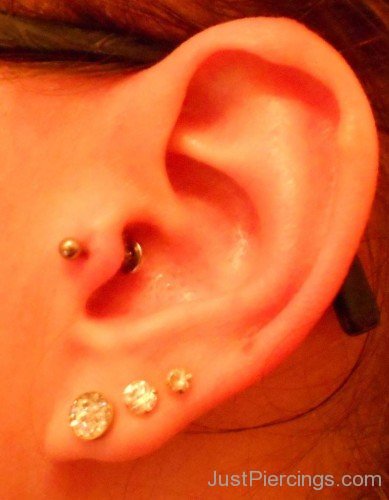 Lobe Piercing With 3 Diamond Stone