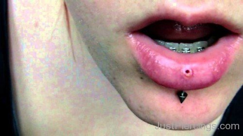 Black Labret Piercing Image-JP123