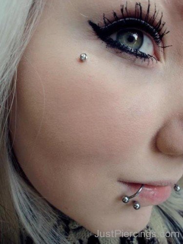 Grey Pearl Lip Piercing