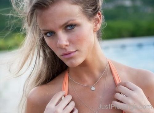 Brooklyn Decker And Cartilage Piercing-JP1016