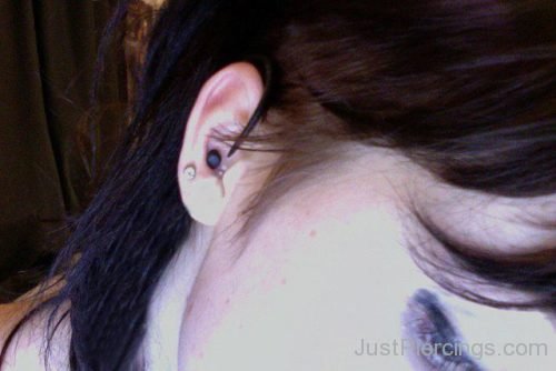 Conch Piercing And Upper Lobe Piercing-JP1057