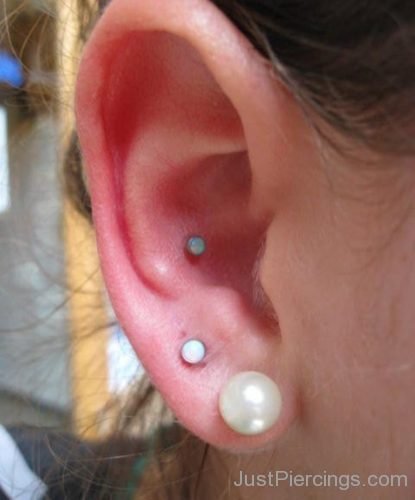 Conch Piercing And Upper Lobe Piercing-JP1043