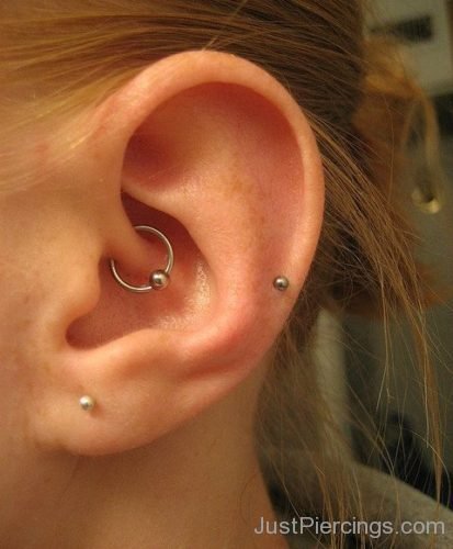 Daith Piercing And Lobe Piercing For Young Women-JP1119