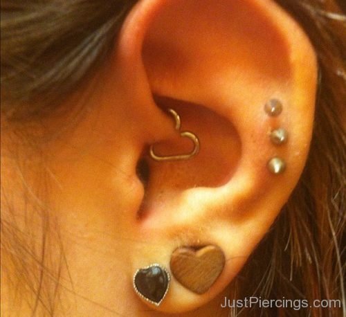 Daith Piercing And Lobe Piercing With Heart Ring And Studs-JP1127