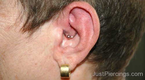 Daith Piercing And Piercing With Gold Ring-JP1145