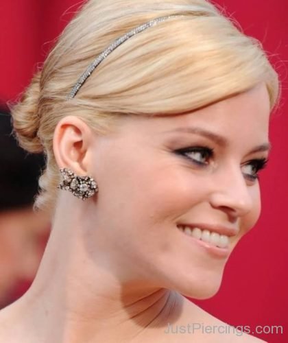 Elizabeth Banks Ear Piercing-JP1104