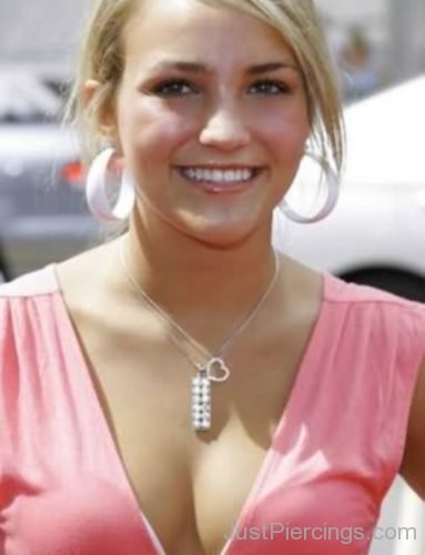 Jamie Lynn Spears – Ear Piercing-JP1135